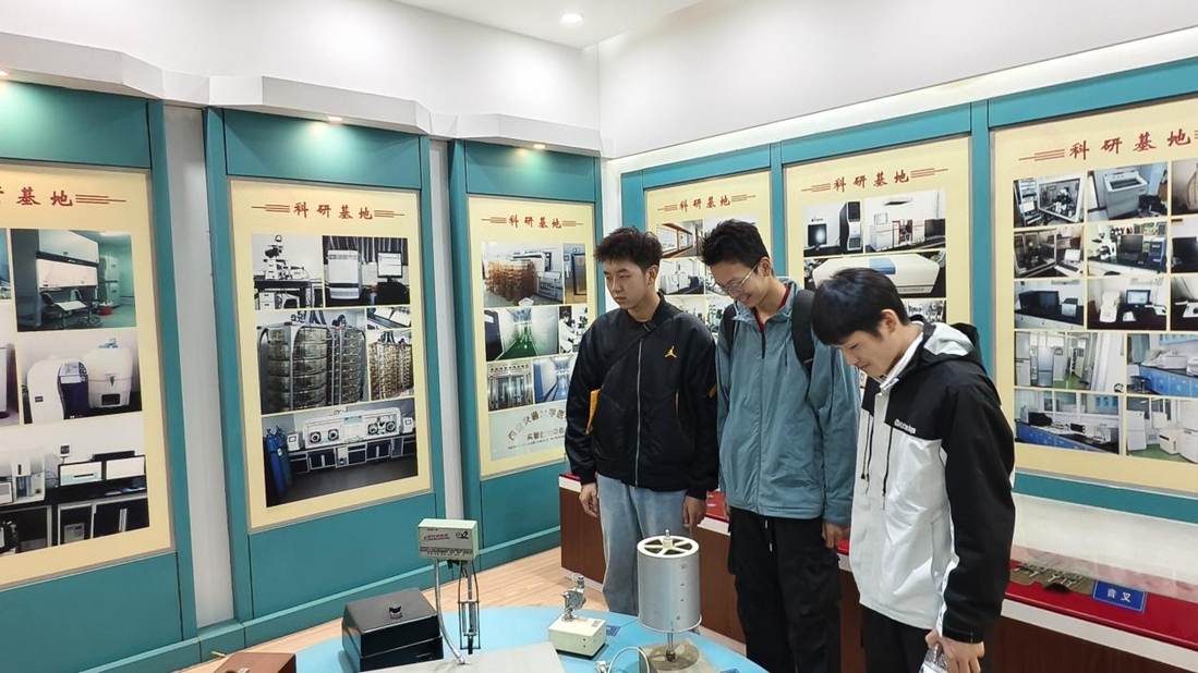 同学们在观摩陈列品