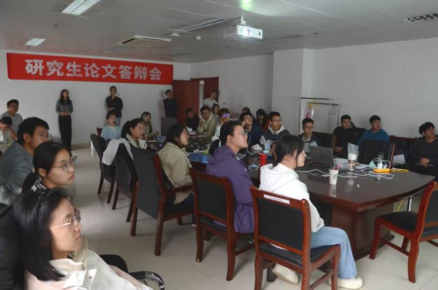 一群人在餐厅里 AI 生成的内容可能不正确。