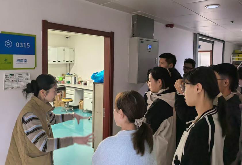 一群人在房间里 AI 生成的内容可能不正确。